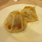 春梅子餐廳 - 此処で台湾料理には欠かせない小籠包が出て来ました、一人２個づつですね。
            