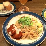 本日のランチ　パッタイ（タイ風焼きそば） ロールチキン添え