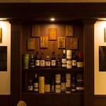 日比谷BAR WHISKY-SⅢ - 内観写真:禁酒法時代の隠し扉を再現!この棚を横にズラすと…