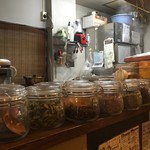 酒上り - カウンター上のスパイス瓶