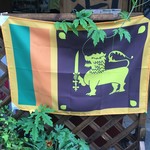 酒上り - 居酒屋の店頭にスリランカ国旗が飾られています
