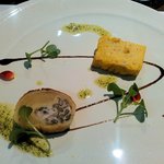 温かい前菜(レンズマメと鶏肉のパイ包み、トウモロコシのオムレツ､ﾊﾞｼﾞﾙｿｰｽ､ﾊﾞﾙｻﾐｺｿｰｽ）