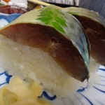 満寿形屋 - ＊鯖寿しは2切れ、厚みのある鯖ですよ。
            鯖好きさんが美味しいと言っておりました。