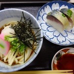 満寿形屋 - ◆冷やしぶっかけと鯖寿しセット(1200円）
            ＊冷やしぶっかけは、麺は普通だそうですが、出汁がいいお味で好みだったそう。
