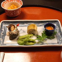 うなぎ秋本 - 付出し　（海鞘、白身の寿司、姫さざえ、枝豆）