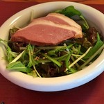 サラダには鴨の燻製を添えて
