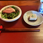 まずはサラダと蕎麦豆腐