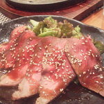 てっぱん屋 蘭 - 国産牛のローストビーフ甘味が美味しいモモ肉で９８０円。