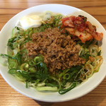 こだわり麺工房たご - 台湾ミンチ丼にランチサービスのキムチを乗せて
      ♪