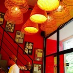 Somtum Der - 店内！天井が高くてスタイリッシュ♪2階もあります。