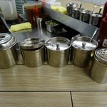 らすた - 「らすた・本店」卓上の調味料類