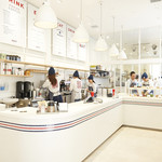 CAMDEN'S BLUE STAR DONUTS DAIKANYAMA - 笑顔のスタッフがキッチンで迎えてくれます。