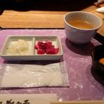 神楽坂 翔山亭 黒毛和牛贅沢重専門店 - お新香・お茶・卵ダレ。