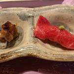 神楽坂 翔山亭 黒毛和牛贅沢重専門店 - 突出し。焼きしぐれ味噌と握り。