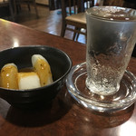 北の海鮮ろばた　魚吉 - お通しと最初の一杯、大信州