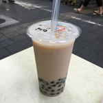 建發號傳統豆花 - ドリンク写真:持って帰るか？飲んで行くか？と尋ねられちょっと疲れてたんで店舗前のテーブルでタピオカドリンクをいただく事にしました。

