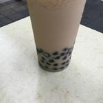 建發號傳統豆花 - タピオカは大きくしかもかなりの量を使ってあるんでアイスティーとの調整加減が大変でした。
            
             冷たいタピオカ入りミルクティーを飲んで再び夜市散策を楽しみました。
            
            