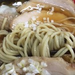 らー麺 Ｎ - やや黒ずんだ中細ストレート低加水麺