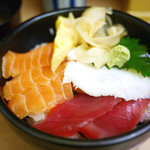 渡辺寿司 - まぐろ、えんがわ、サーモンの3点丼
