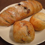 Pan Koubou Toaru - バジル＆チーズ（手前右）、リュスティック　くるみ（手前左）　りんごの天然酵母パン（奥）