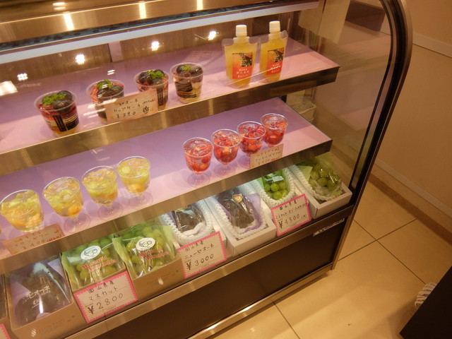 おみやげ街道桃太郎の奥にある カップケーキやフルーツのテイクアウト専門店 By セシモテレビ 花いちご おみやげ街道岡山店 岡山 その他 食べログ おみやげ街道桃太郎の奥にある カップケーキやフルーツのテイクアウト専門店 By セシモテレビ 花いちご おみやげ街道岡山店 岡山 その他 食べログ