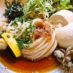 うどん匠人 岡本 - 豆腐と舞茸天のぶっかけうどん「汁をかけてみました図」