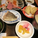 地魚と上刺盛り定食　　　　　　　　　　　　　　　\2500