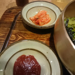 サンチェ・ビビンバに付属のキムチとコチュジャン