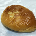 バックハウス・イリエ   - 見た目は普通のクリームパン
