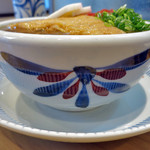 与喜饂飩 - 砥部焼き梅山窯の「ごす赤菊」であります。