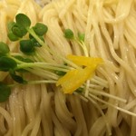 らーめん いまるや - カイワレと柚子が乗っています【料理】