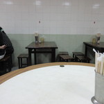 周記肉粥店 - 店内は朝早くからお粥などの朝食を食べてる地元の皆様で賑わってました。
      