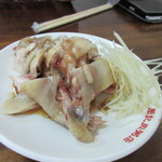 周記肉粥店 - おかずは２品、一品目は鶏肉、鶏肉というより茹で鶏って言った方がいいかな？
            