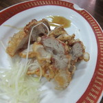 周記肉粥店 - おかず２品目ではこの店ではお粥と同じく外せないと言われた紅焼肉、豚肉の唐揚げって感じのおかずでした。
            