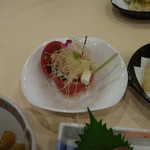 湯之谷けんぽセンター - トマトの器のクリームチーズサラダ