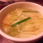 來々軒 - 餃子に付いてくるスープ