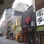 Toukyoumitosakaba - 横浜家系ラーメンの看板が見えてくると、目当ての東京MEAT酒場を発見。