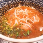 麺屋一燈 - つけ汁。鶏団子も2個入ってます