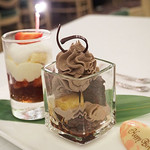 S.S.コロンビア・ダイニングルーム - チョコレートブラウニー&クッキークランチと
      ミックスベリートライフル