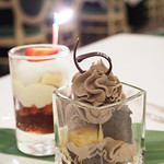 S.S.コロンビア・ダイニングルーム - チョコレートブラウニー&クッキークランチと
      ミックスベリートライフル