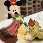 S.S.コロンビア・ダイニングルーム - ローストビーフとオマール海老のオーブン焼き　　赤ワインソースとアボカドのソース