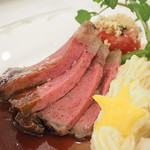 S.S.コロンビア・ダイニングルーム - ローストビーフとオマール海老のオーブン焼き　　赤ワインソースとアボカドのソース
