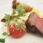 S.S.コロンビア・ダイニングルーム - ローストビーフとオマール海老のオーブン焼き　　赤ワインソースとアボカドのソース