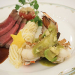 S.S.コロンビア・ダイニングルーム - ローストビーフとオマール海老のオーブン焼き　　赤ワインソースとアボカドのソース