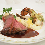 S.S.コロンビア・ダイニングルーム - ローストビーフとオマール海老のオーブン焼き　　赤ワインソースとアボカドのソース