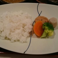 ワノフ - 牛筋味噌カレーのライス
                人参、里芋、ブロッコリー、がんもどきが載ってます