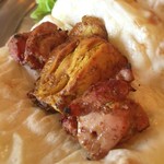 ハーフナンの上にはタンドーリローストチキンとタンドーリチキンテイッカ