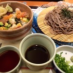 和食鍋処 すし半 - ランパス阪神版5でワンコイン…平日日替わりランチの日替わり丼は水曜日なので、海鮮あられ丼❗️
            選べる麺はざるそばにしました