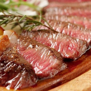 炭火で焼き上げる豪快肉料理をお召し上がりください！