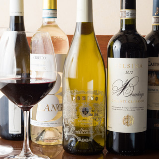 季節や料理に合わせて豊富に揃えるワイン！グラス￥880～